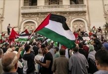 وقفة تضامنية في تونس تطالب بإعمار غزة وفتح معابرها وقفة تضامنية في تونس تطالب بإعمار غزة وفتح معابرها