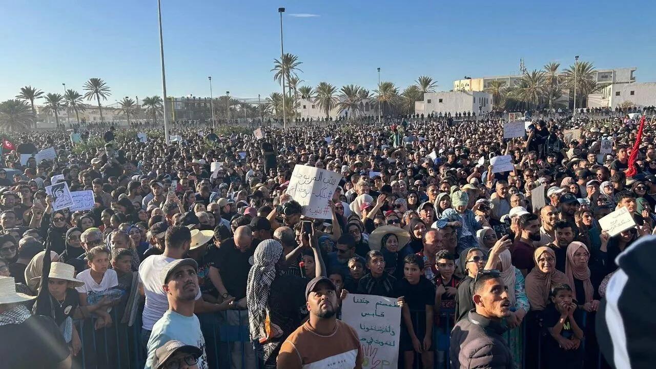 عشرات الآلاف يحتجون بمحافظة قابس رفضا للتلوث البيئي عشرات الآلاف يحتجون بمحافظة قابس رفضا للتلوث البيئي