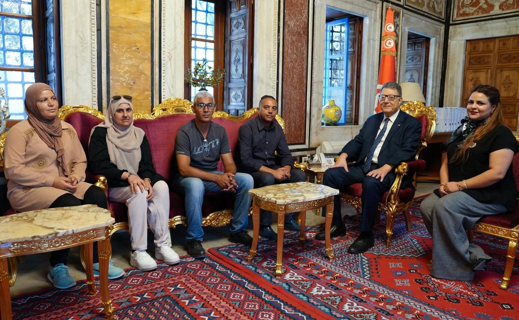 بودربالة يلتقي ممثّلين عن أعوان الإعتمادات المفوضة بوزارة الداخلية بودربالة يلتقي ممثّلين عن أعوان الإعتمادات المفوضة بوزارة الداخلية