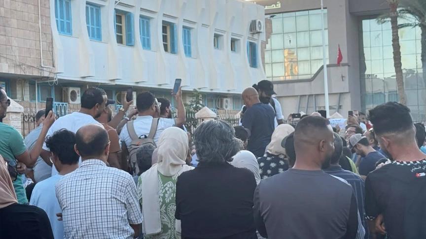 مظاهرة بالعاصمة تطالب بوقف التلوث وغلق مصنع كيميائي بقابس مظاهرة بالعاصمة تطالب بوقف التلوث وغلق مصنع كيميائي بقابس