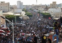 مئات التونسيين يتظاهرون في العاصمة احتجاجا على الأزمة البيئية الحادة مئات التونسيين يتظاهرون في العاصمة احتجاجا على الأزمة البيئية الحادة