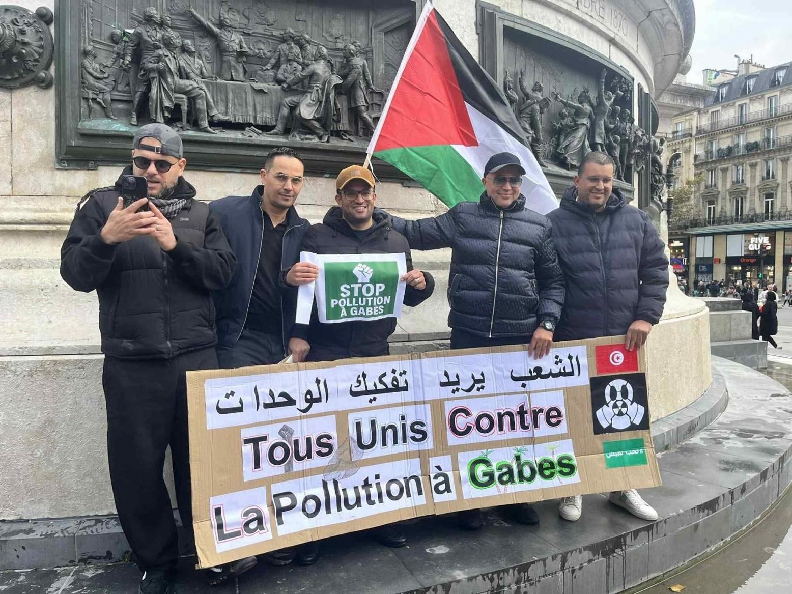 تونسيون في باريس يحتجون ضد وحدات المجمع الكيميائي في قابس تونسيون في باريس يحتجون ضد وحدات المجمع الكيميائي في قابس