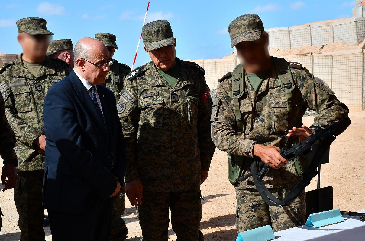 وزير الدفاع يؤدّي زيارة إلى عدد من الوحدات العسكرية وزير الدفاع يؤدّي زيارة إلى عدد من الوحدات العسكرية
