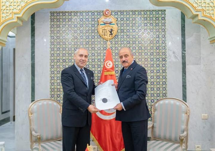 الفنطي يتسلم نسخة من اوراق اعتماد سفير لبنان الجديد بتونس الفنطي يتسلم نسخة من اوراق اعتماد سفير لبنان الجديد بتونس
