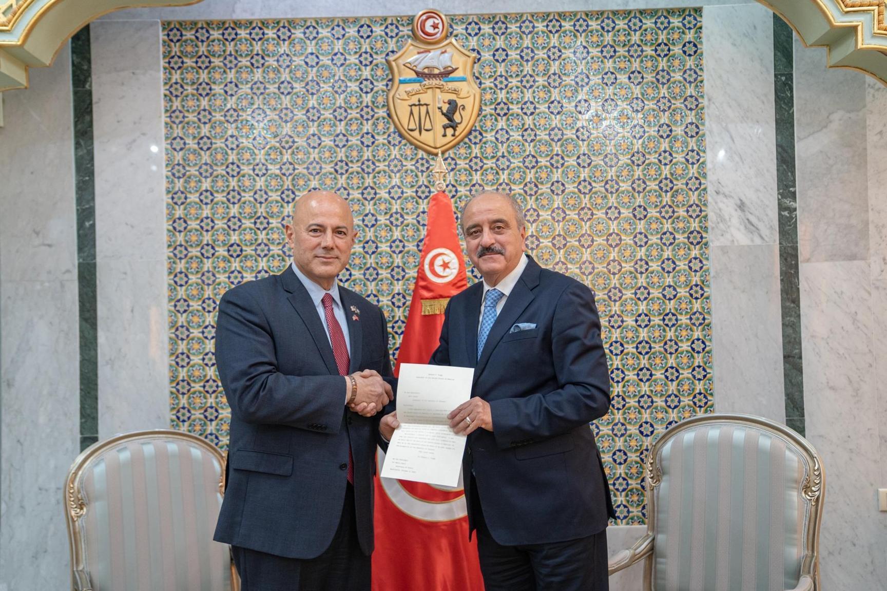 النفطي يستلم نسخة من أوراق اعتماد السفير الأمريكي الجديد النفطي يستلم نسخة من أوراق اعتماد السفير الأمريكي الجديد