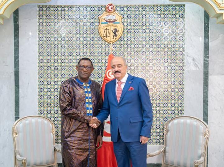 النفطي يؤكد أهمية تعزيز التعاون القانوني مع سيراليون