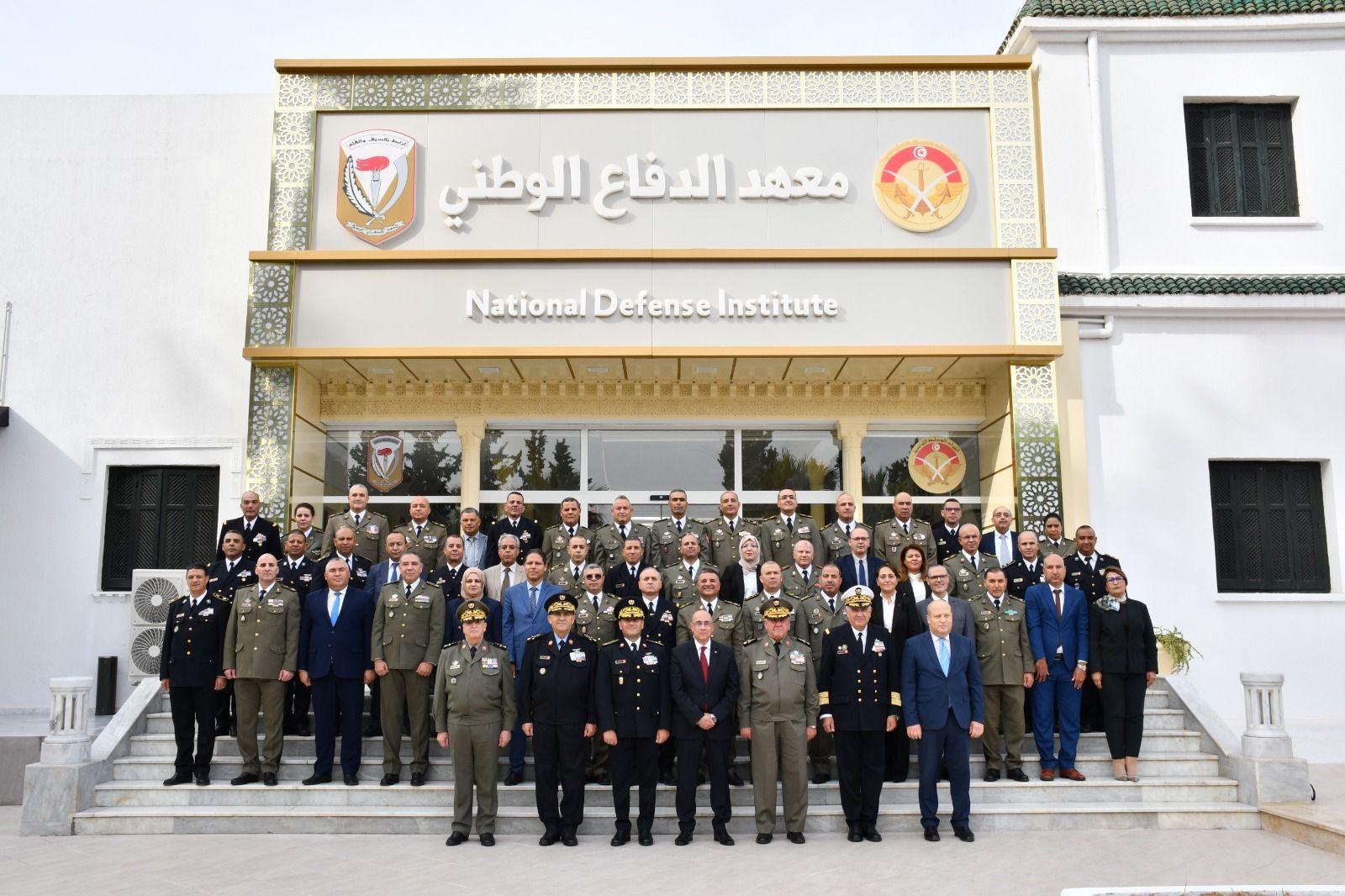 وزير الدفاع يفتتح الدورة الثالثة والأربعين لمعهد الدفاع الوطني وزير الدفاع يفتتح الدورة الثالثة والأربعين لمعهد الدفاع الوطني