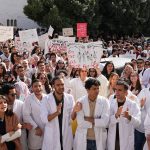 مئات الأطباء يتظاهرون أمام البرلمان للمطالبة بزيادة الأجور مئات الأطباء يتظاهرون أمام البرلمان للمطالبة بزيادة الأجور