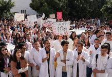 مئات الأطباء يتظاهرون أمام البرلمان للمطالبة بزيادة الأجور مئات الأطباء يتظاهرون أمام البرلمان للمطالبة بزيادة الأجور