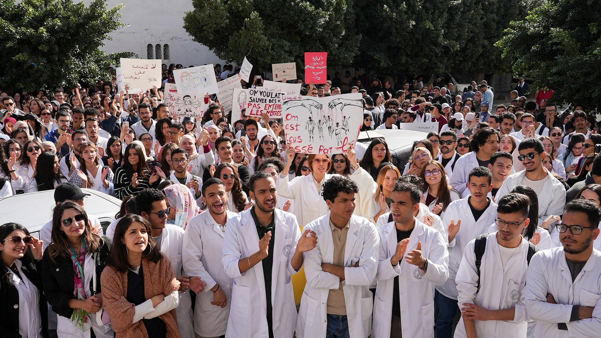 مئات الأطباء يتظاهرون أمام البرلمان للمطالبة بزيادة الأجور