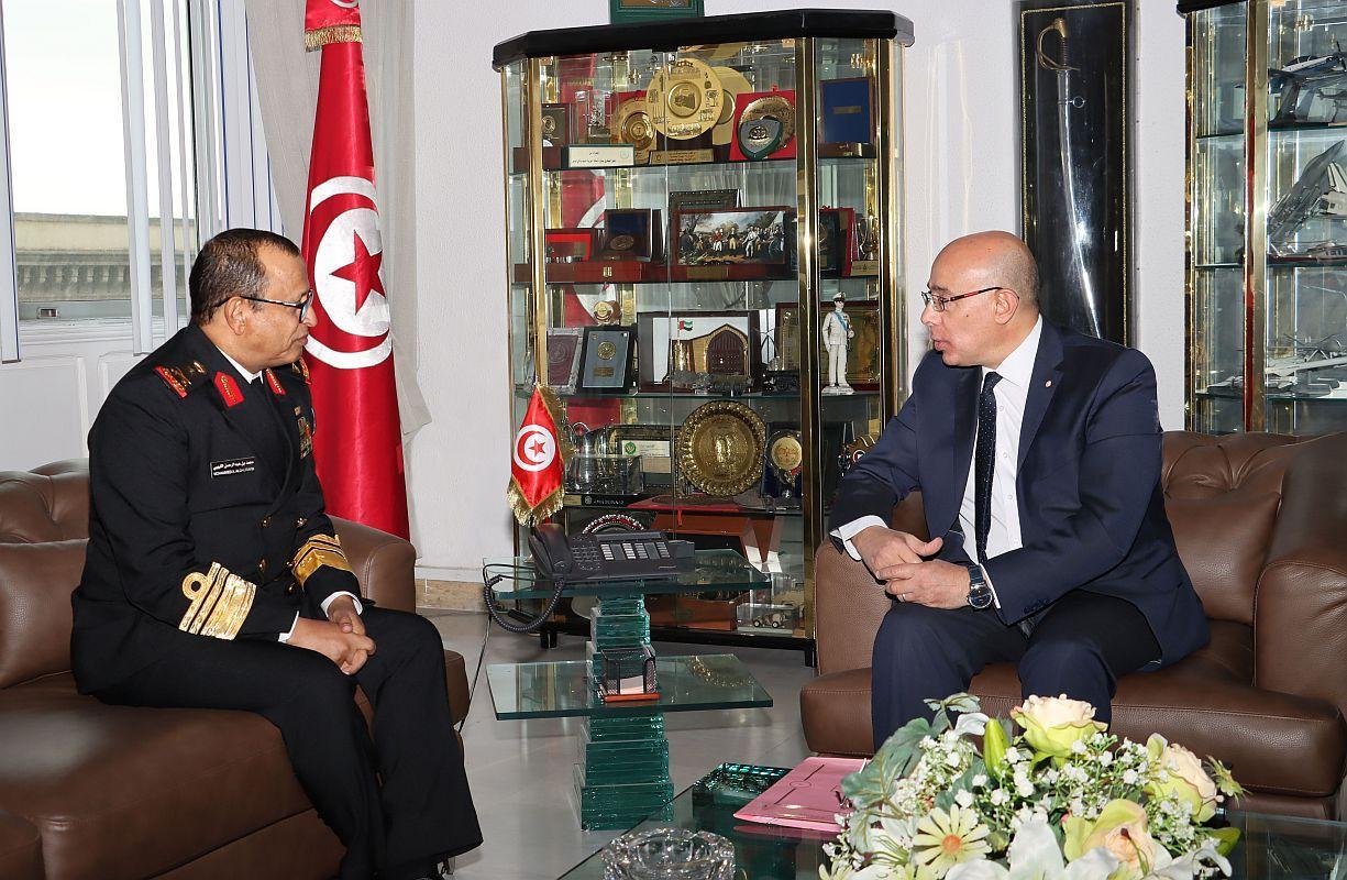 لقاء وزير الدفاع مع رئيس أركان البحرية السعودية حول التعاون العسكري