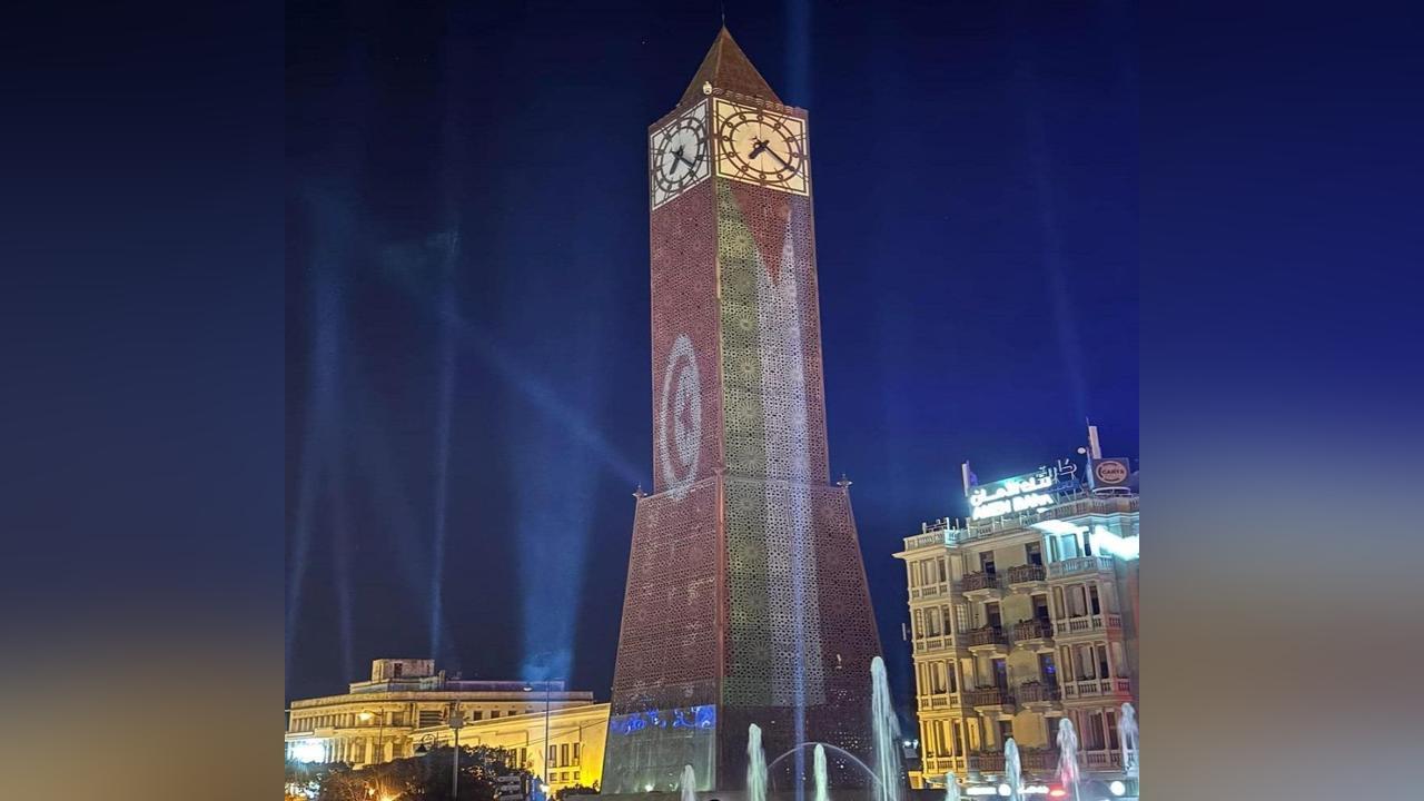 إضاءة ساحة الساعة بالعلمين الفلسطيني والتونسي إضاءة ساحة الساعة بالعلمين الفلسطيني والتونسي