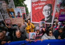 مسيرة حاشدة في تونس تحت شعار “ولا بد للقيد أن ينكسر” مسيرة حاشدة في تونس تحت شعار "ولا بد للقيد أن ينكسر"