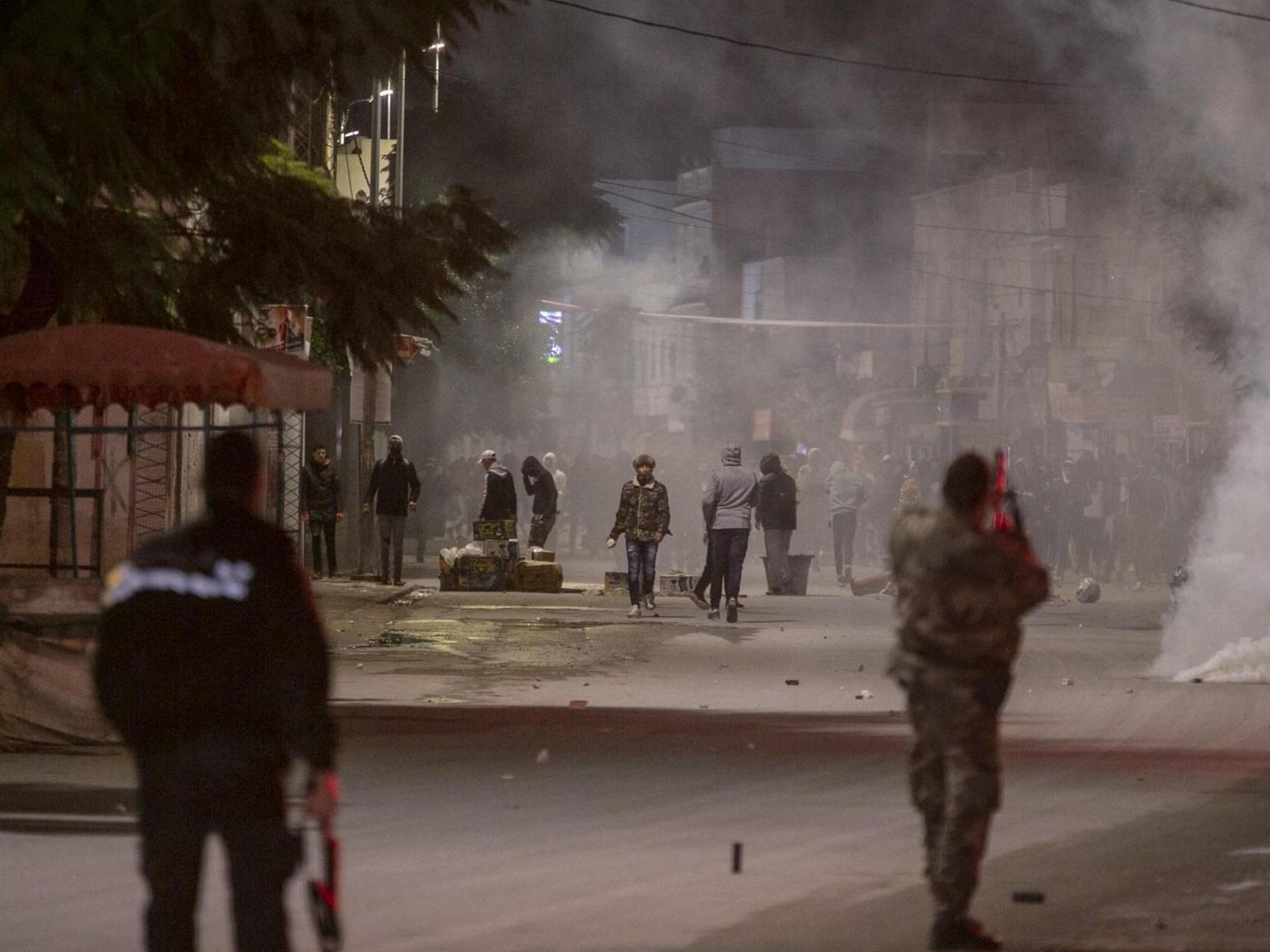 اشتباكات بين الشرطة التونسية ومحتجين في القيروان اشتباكات بين الشرطة التونسية ومحتجين في القيروان