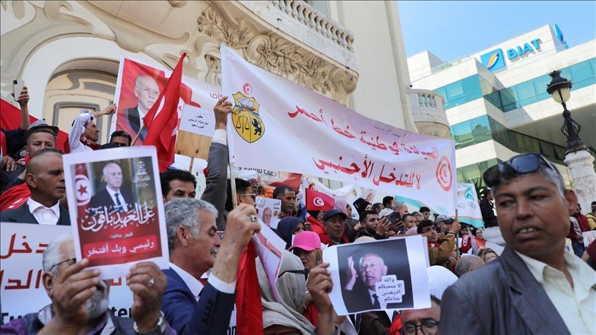 آلاف يتظاهرون دعما لسياسات سعيّد ورفضا للتدخل الأجنبي آلاف يتظاهرون دعما لسياسات سعيّد ورفضا للتدخل الأجنبي