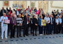 مسيرة تطالب بالإفراج عن “معتقلين سياسيين” مسيرة تطالب بالإفراج عن "معتقلين سياسيين"