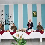 وزير الدفاع يشارك العسكريين بالقاعدة العسكرية بكندار وجبة الإفطار وزير الدفاع يشارك العسكريين بالقاعدة العسكرية بكندار وجبة الإفطار