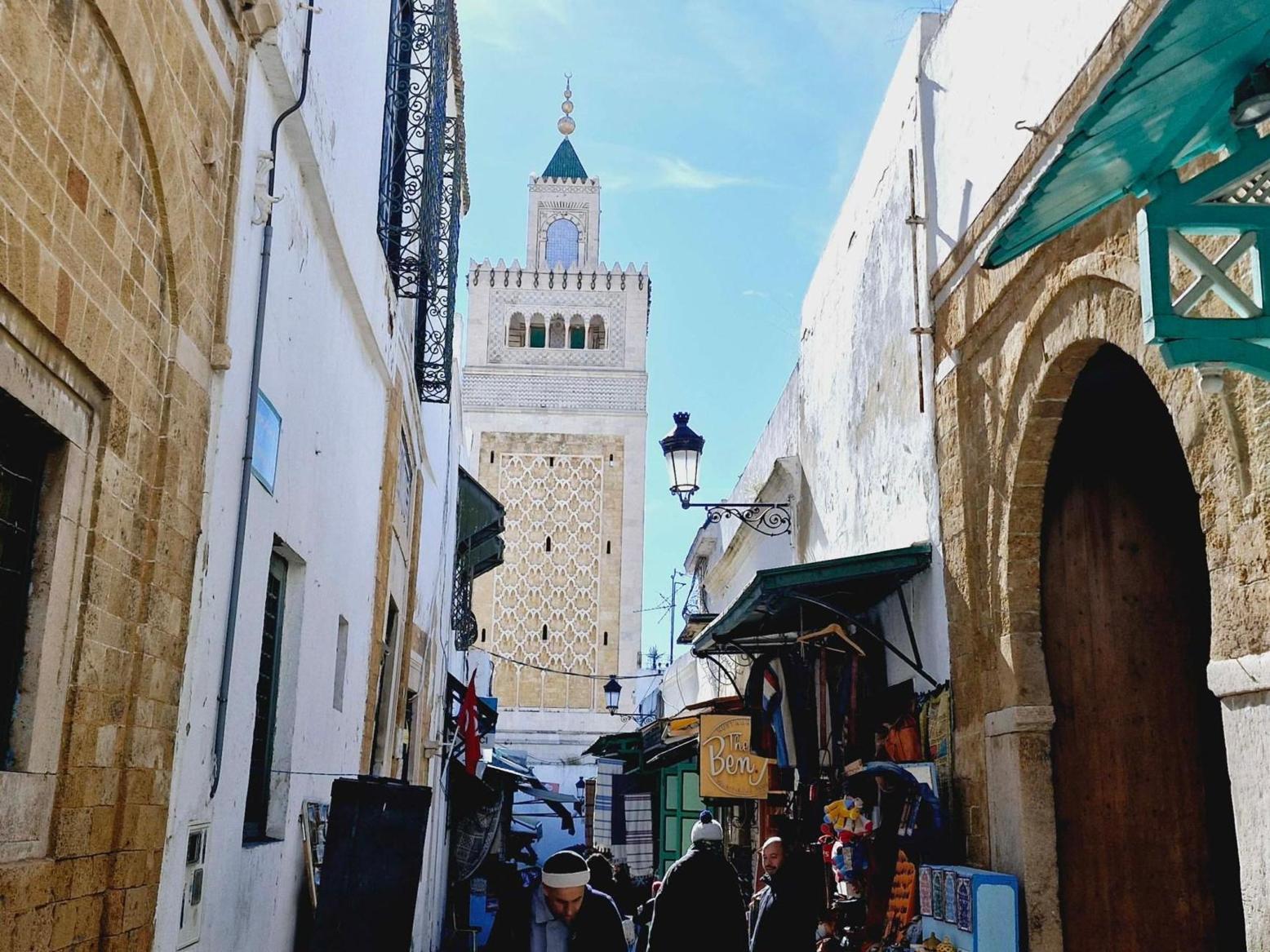 مساجد تونس.. عمارةٌ تطاول التاريخ وأصوات شابة تبعث فيها نبض الحياة مساجد تونس.. عمارةٌ تطاول التاريخ وأصوات شابة تبعث فيها نبض الحياة