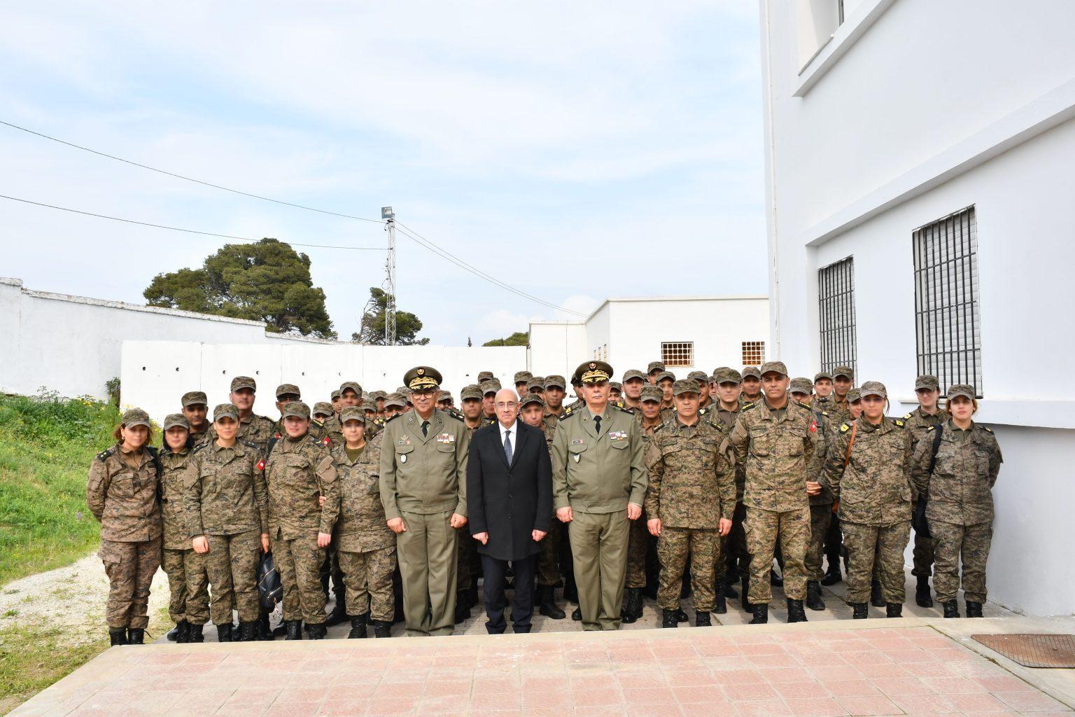 وزير الدفاع يؤدي زيارة ميدانية إلى القاعدة العسكرية بسيدي يحيى وزير الدفاع يؤدي زيارة ميدانية إلى القاعدة العسكرية بسيدي يحيى