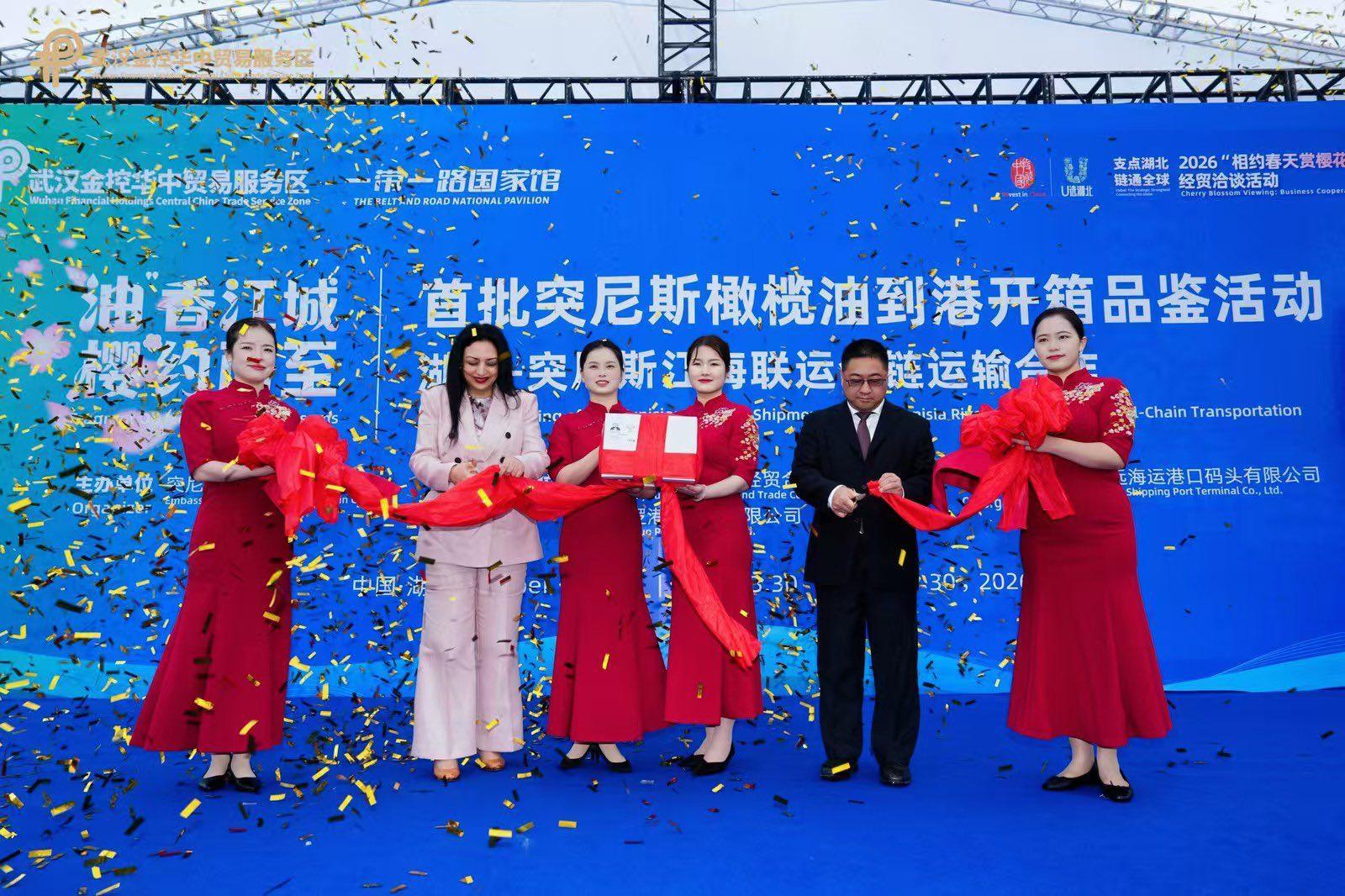 تظاهرة اقتصادية بسفارة تونس ببيكين لصادرات زيت الزيتون تظاهرة اقتصادية بسفارة تونس ببيكين لصادرات زيت الزيتون