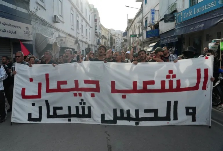 تونسيون يواصلون المظاهرات ضد إجراءات الرئيس قيس سعيد