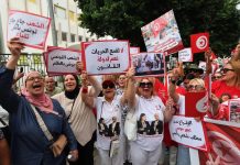أنصار الحزب الدستوري الحر يتظاهرون ضد النظام أنصار الحزب الدستوري الحر يتظاهرون ضد النظام