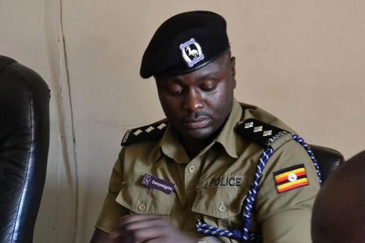 Police hunt more suspects in city bar shooting Police hunt more suspects in city bar shooting