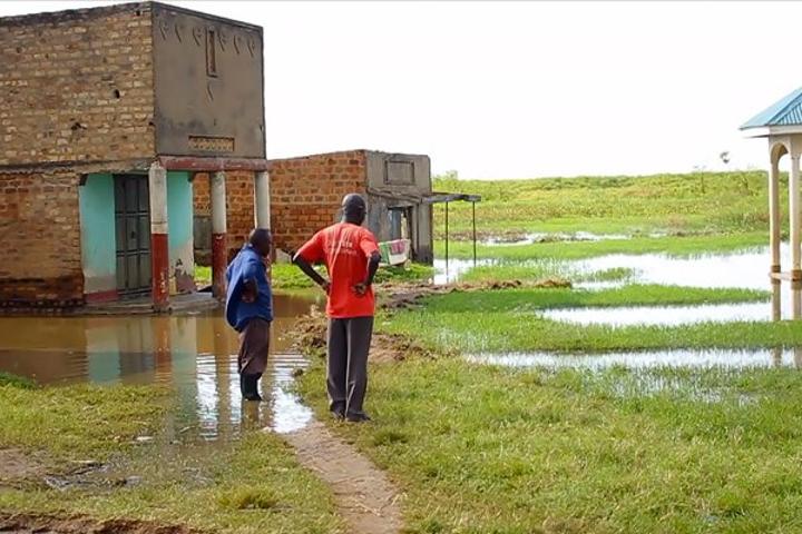 Lake Kyoga bursts banks, displaces 5,000 families Lake Kyoga bursts banks, displaces 5,000 families