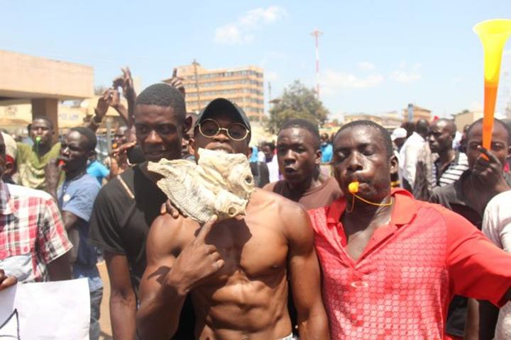 Kenyan traders protest over Uganda’s seizure of their fish Kenyan traders protest over Uganda’s seizure of their fish