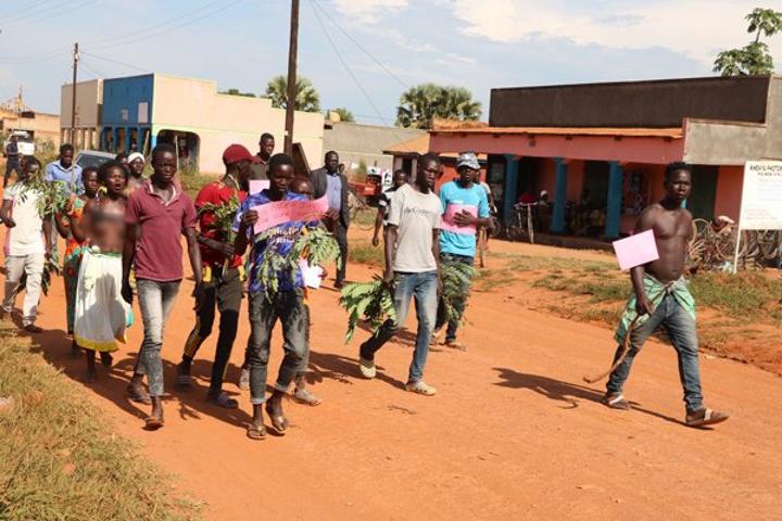 Locals stage demo accusing Amolatar OC Station of defiling child Locals stage demo accusing Amolatar OC Station of defiling child