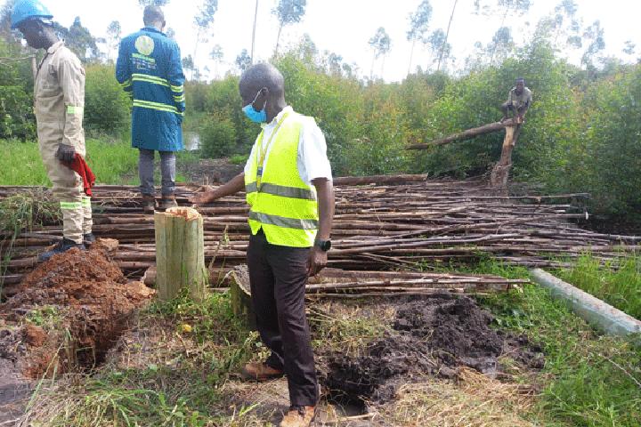 Locals accuse Umeme officials of vandalism Locals accuse Umeme officials of vandalism
