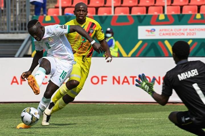 Last-gasp Mane penalty gives Senegal victory over brave Zimbabwe