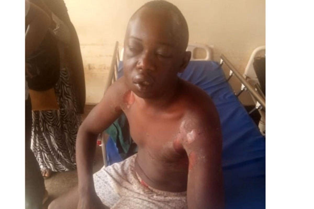 Mob beats traffic officer after seizing girlfriend’s phone Mob beats traffic officer after seizing girlfriend’s phone