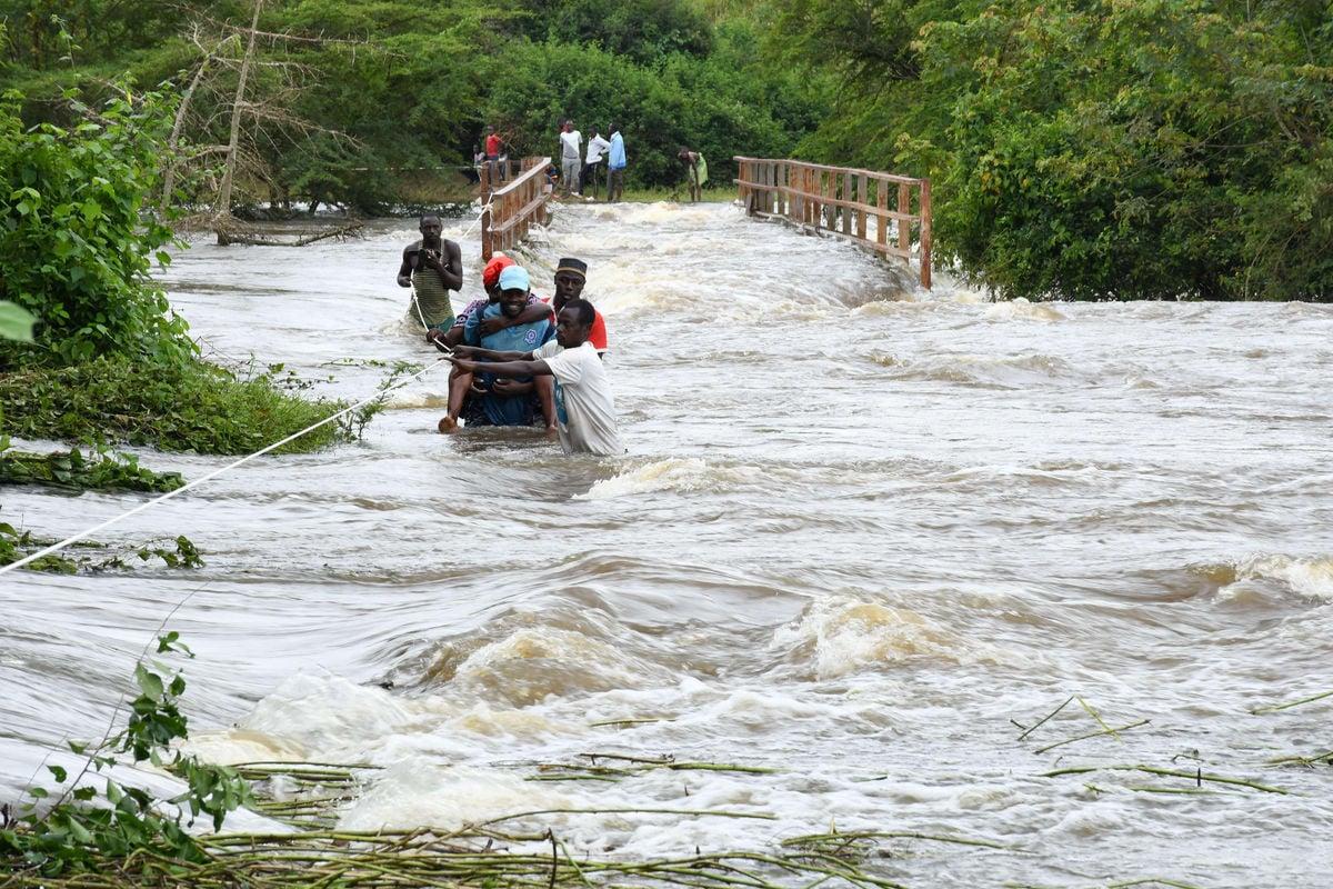 Heavy rain cuts off roads in Kyegegwa, Kitagwenda Heavy rain cuts off roads in Kyegegwa, Kitagwenda