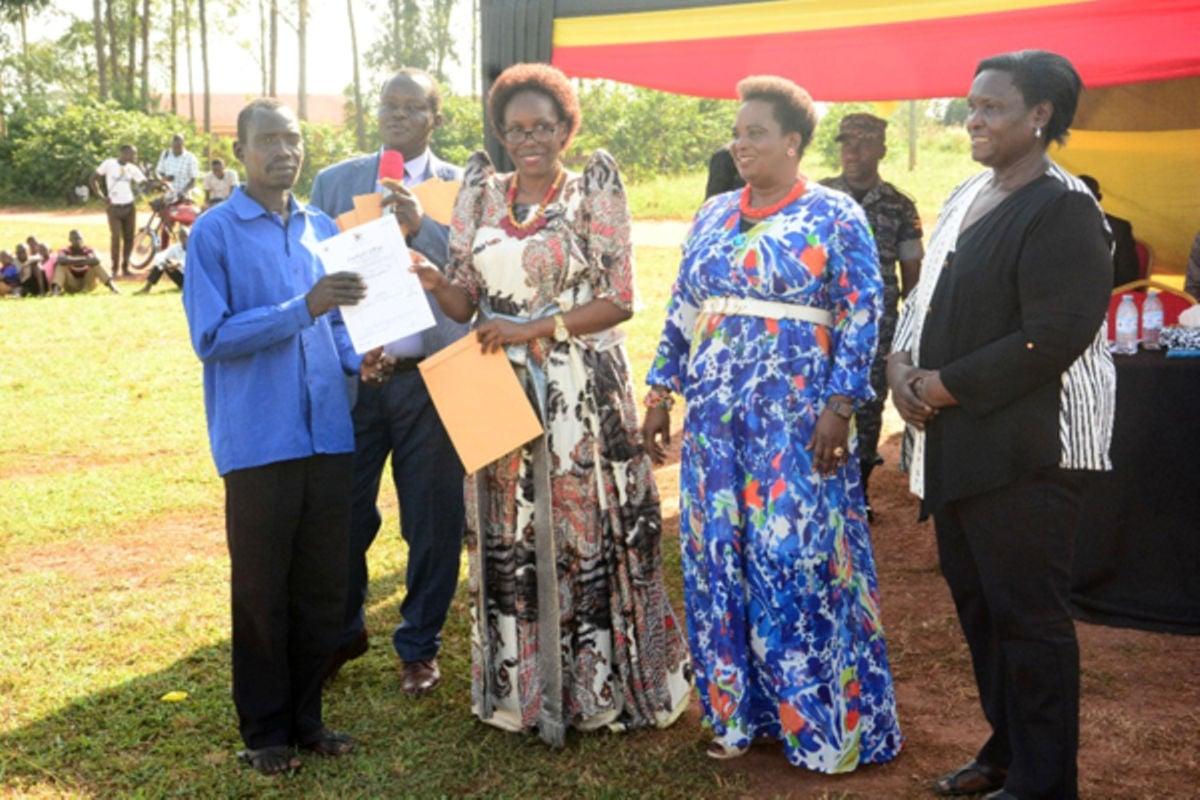 Govt issues 200 land titles to ‘new generation landlords’ in Oyam Govt issues 200 land titles to ‘new generation landlords’ in Oyam