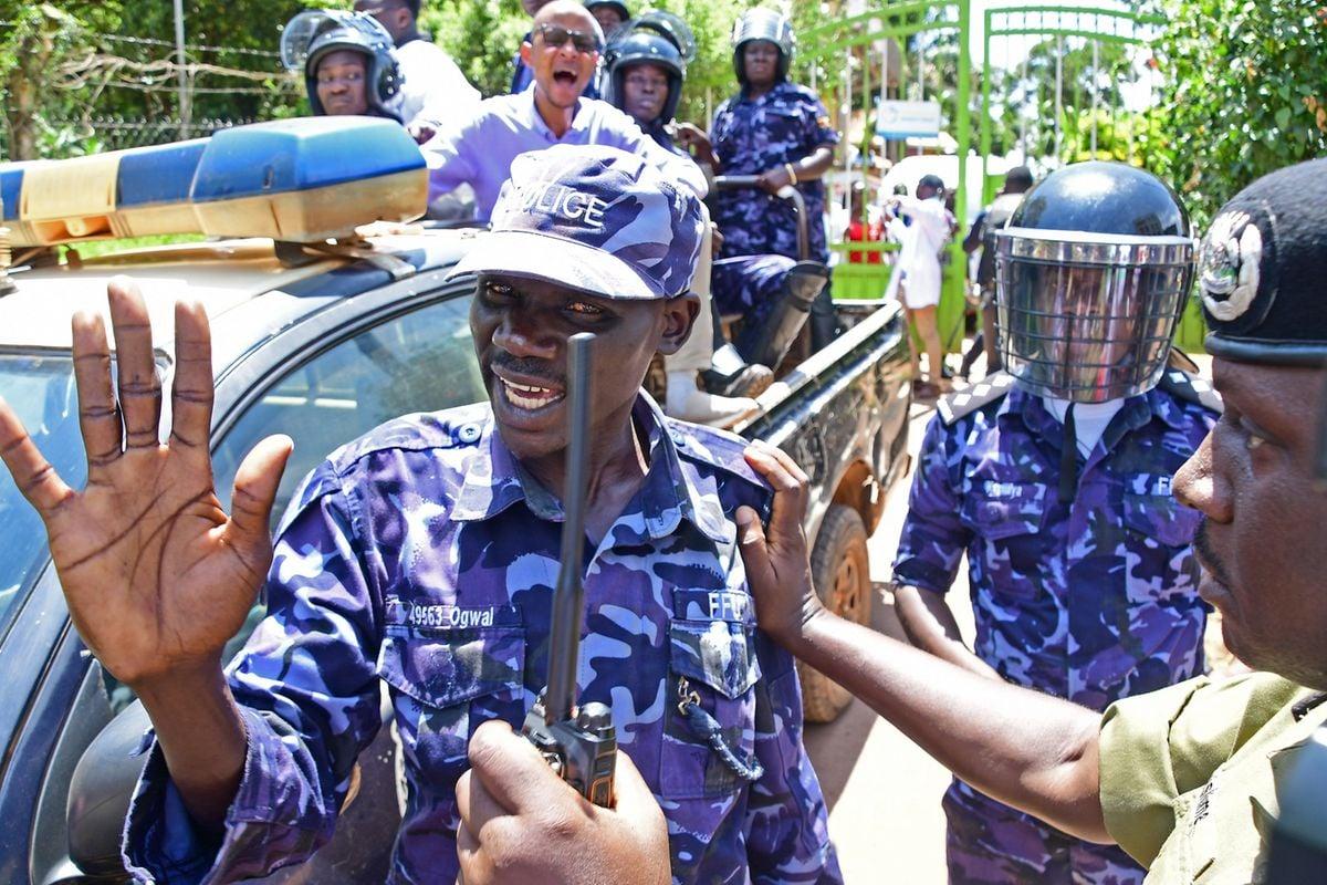 Police apologise over attack on journalists Police apologise over attack on journalists