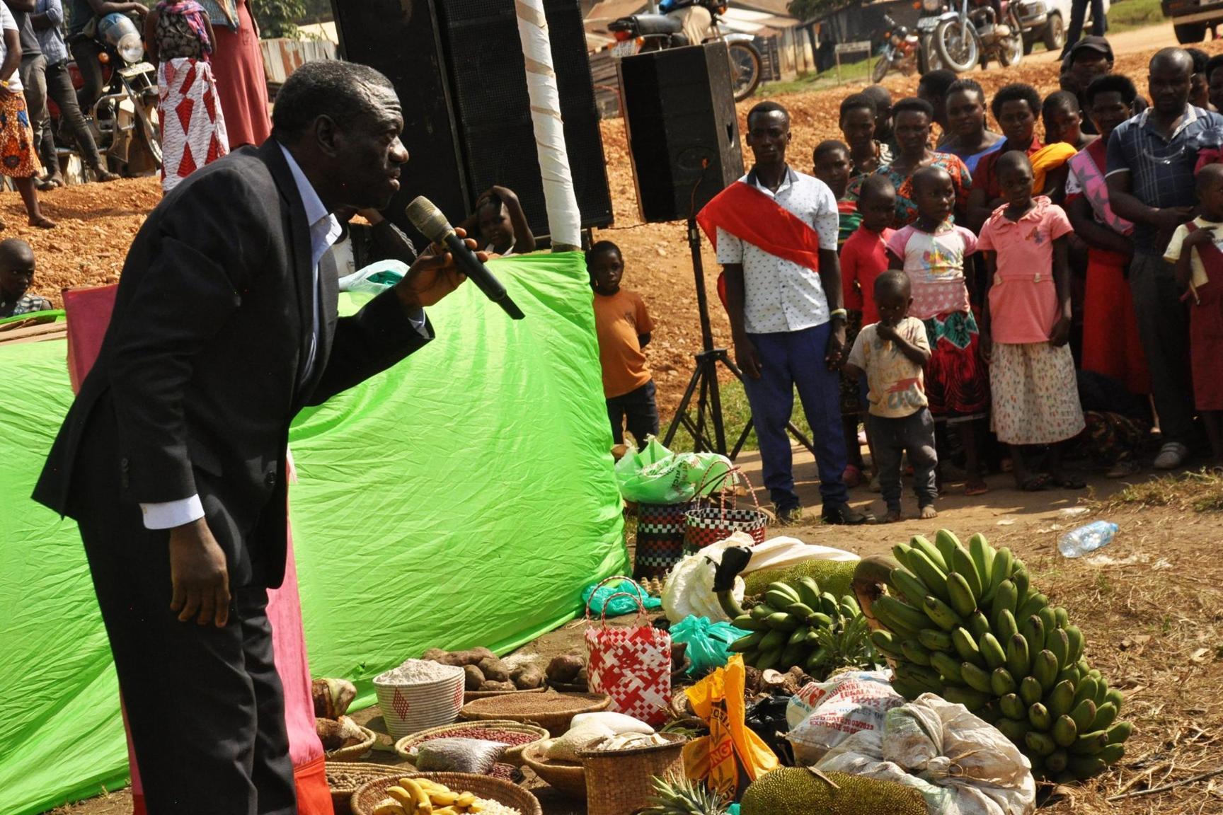 Rukungiri leaders ask Besigye to reconsider retirement Rukungiri leaders ask Besigye to reconsider retirement