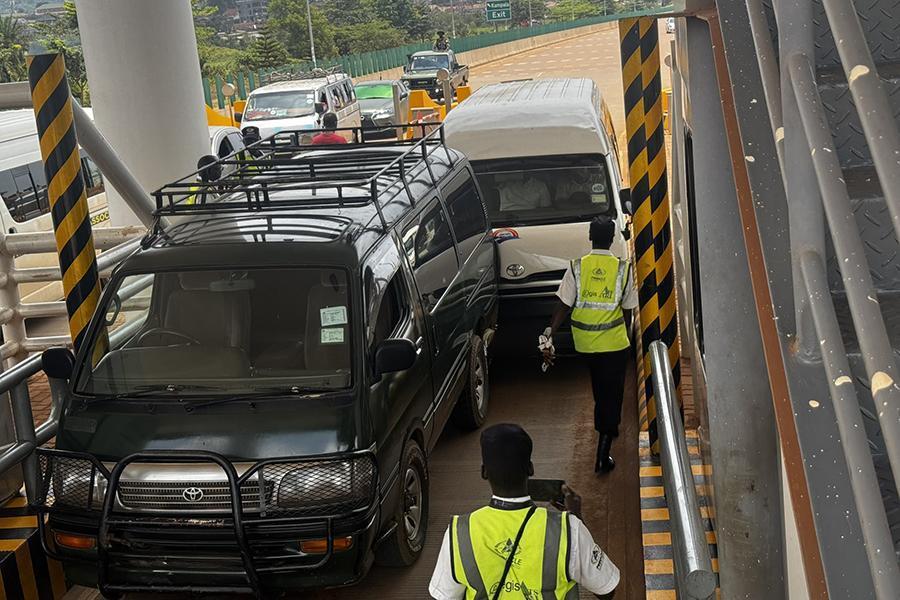 Speeding Vehicle Rams into Jump-Starting Van at Expressway Toll Post Speeding Vehicle Rams into Jump-Starting Van at Expressway Toll Post