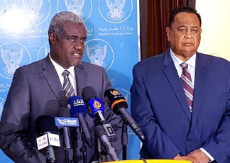 موسى فكي يتعهد بدعم الإتحاد الإفريقي لرفع إسم السودان من قائمة الإرهاب