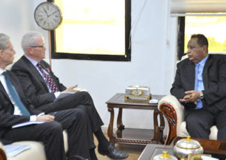 وزير الخارجية يُطلع مبعوثين دوليين على جهود تحقيق السلام في جنوب السودان