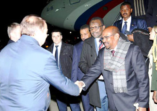 البشير يصل روسيا في أول زيارة من نوعها لرئيس سوداني
