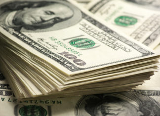 الدولار يحقق رقماً قياسياً جديداً متخطياً حاجز الـ٢٣ جنيهاً