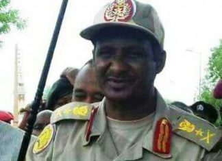 حميدتي يعلن إلقاء القبض على مختطف الرهينة السويسرية بشمال دارفور رئيس المجلس العسكري الانتقالي في السودان، الفريق أول محمد حمدان دقلو حميدتي