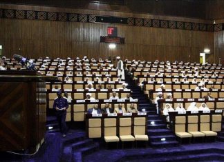 إجازة الموازنة بالأغلبية ..نواب يقاطعون الجلسة ونائبة رئيس البرلمان تحذر من “ثورة الجياع”