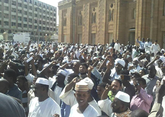 الخرطوم تتظاهر والسنوسي يعلن إستعداد السودان للجهاد عسكرياً ومالياً دفاعاً عن القدس