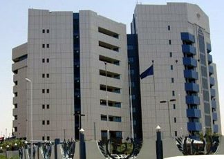 إلزام البنوك بدفع تحويلات المغتربين بالعملات الأجنبية