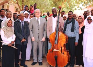 السفير الأمريكي يقدم آلة “كونترا باص” هدية لكلية الموسيقى والدراما