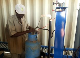 “النفط” تشرع في تعبئة غاز الطبخ بـ”الكيلو” في الخرطوم