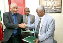 الكهرباء توقع عقداً مع شركات أجنبية لإنشاء أول محطة لإنتاج طاقة الرياح