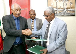 الكهرباء توقع عقداً مع شركات أجنبية لإنشاء أول محطة لإنتاج طاقة الرياح